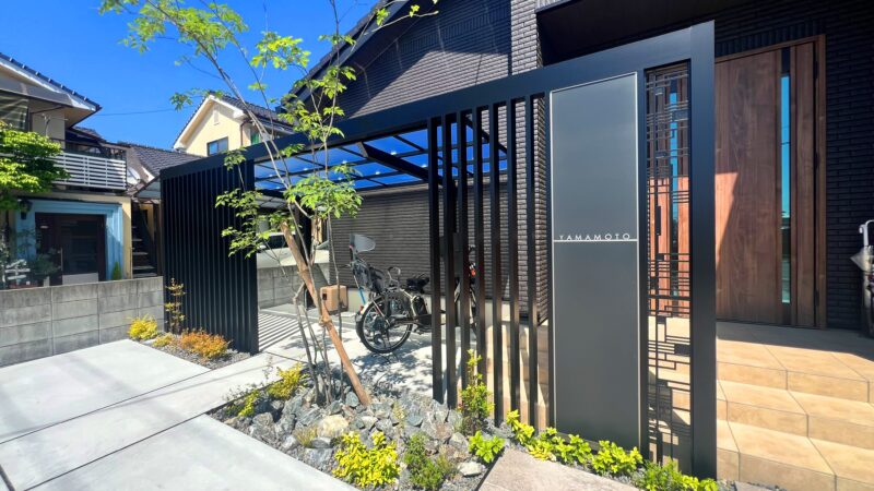 黒いシャープな外構。プラスＧとサイクルポートのお洒落な門廻り